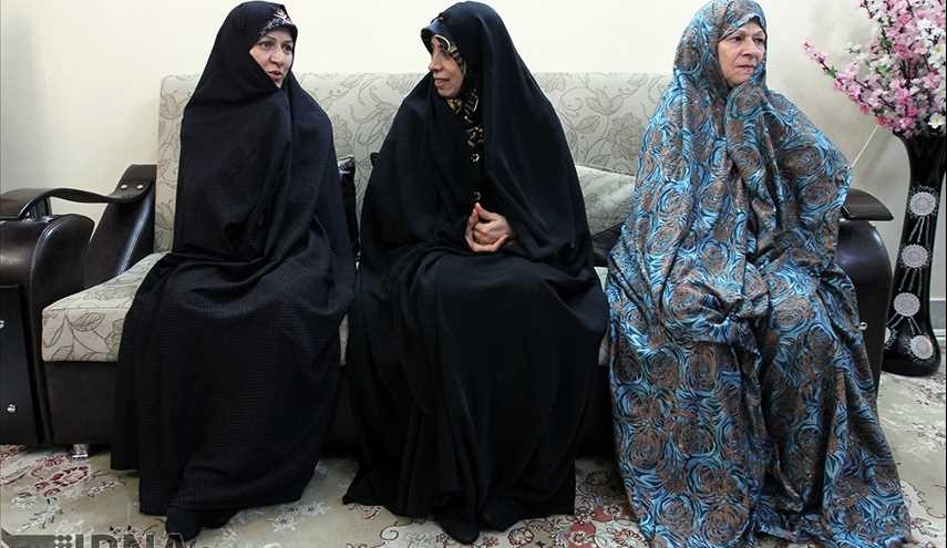 الهام امین زاده دستیار ویژه رئیس جمهور در منزل یکی از آتش نشان های پلاسکو/ تصاویر