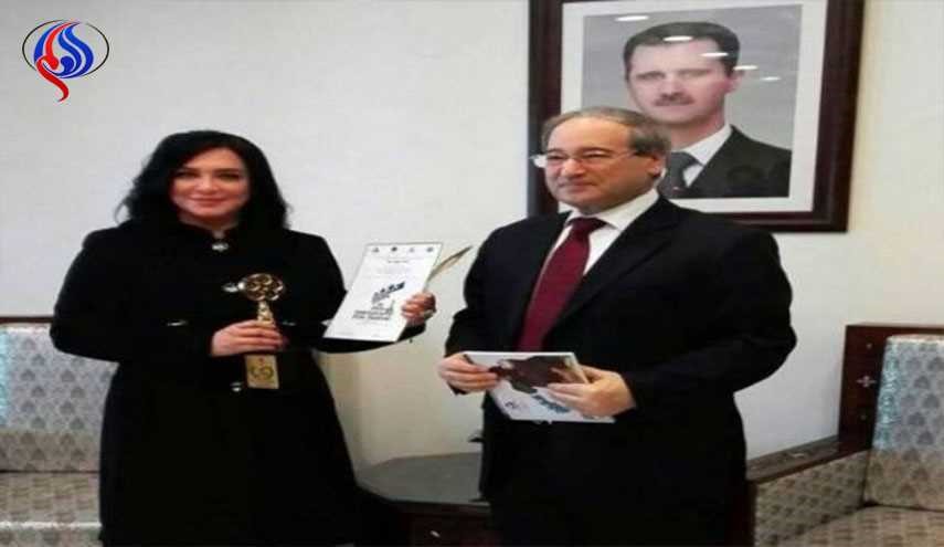 بالصور..لأول مرة الخارجية السورية تكرم فنانة سورية!