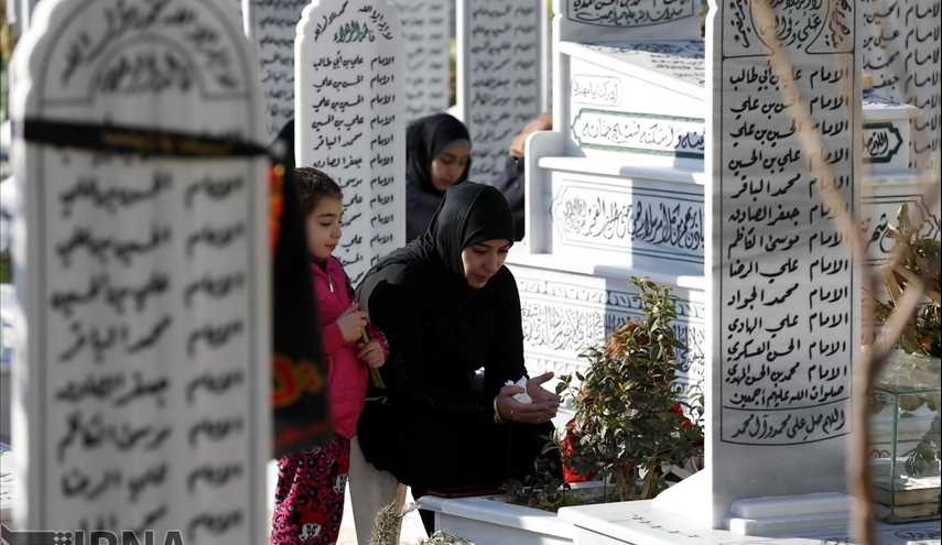 ذوی الشهداء المدافعین عن مراقد اهل البیت (ع) یزورون المقبرة الزینبیة فی دمشق