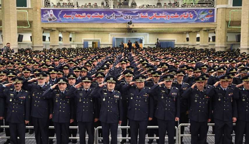 الإمام الخامنئي يستقبل قادة القوة الجوية وكوادرها