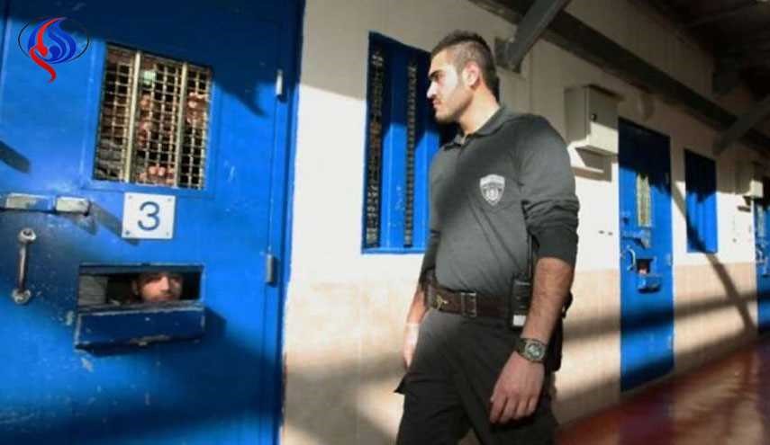 أسير فلسطيني يطعن أحد سجاني سجن 