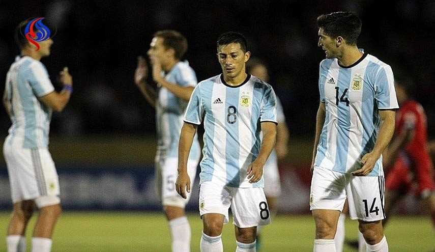 نادي أرجنتيني ينسى قمصانه ويلعب بقمصان المنتخب!