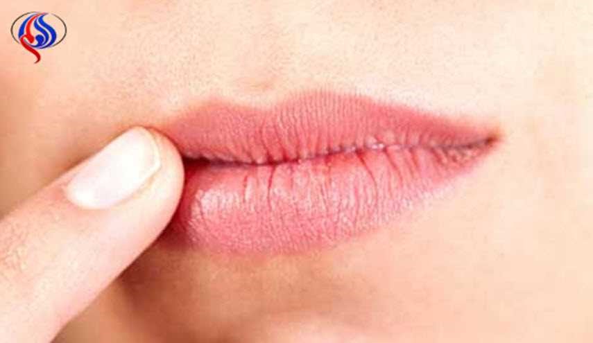 ماذا يحصل إذا دلّكتِ شفتيكِ بكيس الشاي لمدة 5 دقائق؟!
