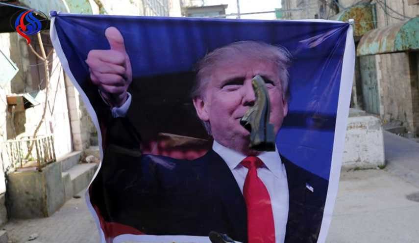 بالصور: مراسم قذف الاحذية على صورة ترامب في الخليل