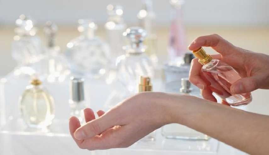 لا تسمح للبائع بخداعك.. كيف تفرق بين العطر الأصلي والمقلد؟