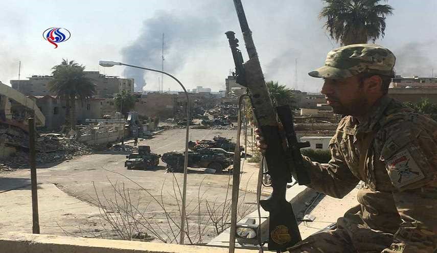 صورة.. قناص الرد السريع فوق مبنى المجمع الحكومي في الموصل