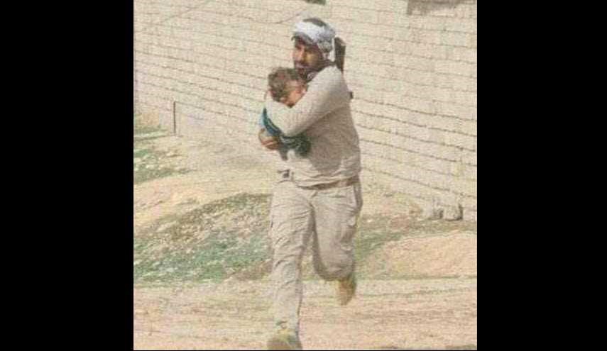 المقاتل الذي أحتضن طفلاً موصلياً يروي حكايته: ما زلت حياً