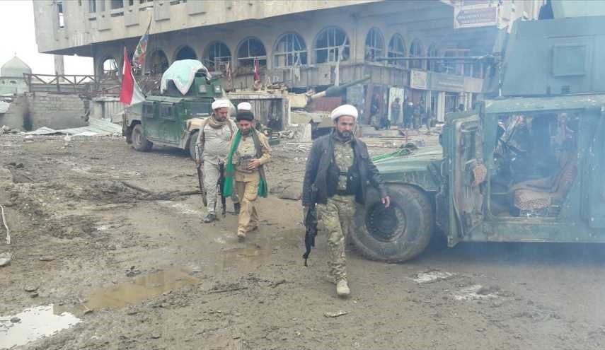 فرق الهندسة في الحشد الشعبي العراقي تفتتح طرق آمنة للعوائل النازحة من الجانب الايمن للموصل
