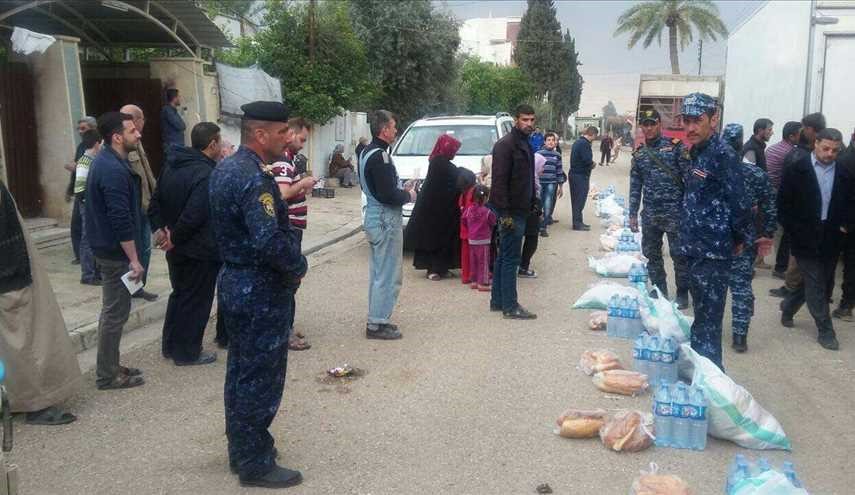 قوات الحشد الشعبي العراقي تقدم الخدمات الطبية والمساعدات الانسانية للعائلات النازحة من مناطق القتال وسط الموصل