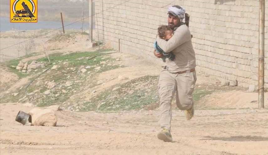 فدى الوليدَ بنفسهِ،اليوم قد أمسَى شهيد، من أبطال العراق يوم أمس أنقذ هذا الطفل البريء تحت لظى الحرب، واليوم أمسَى شهيد