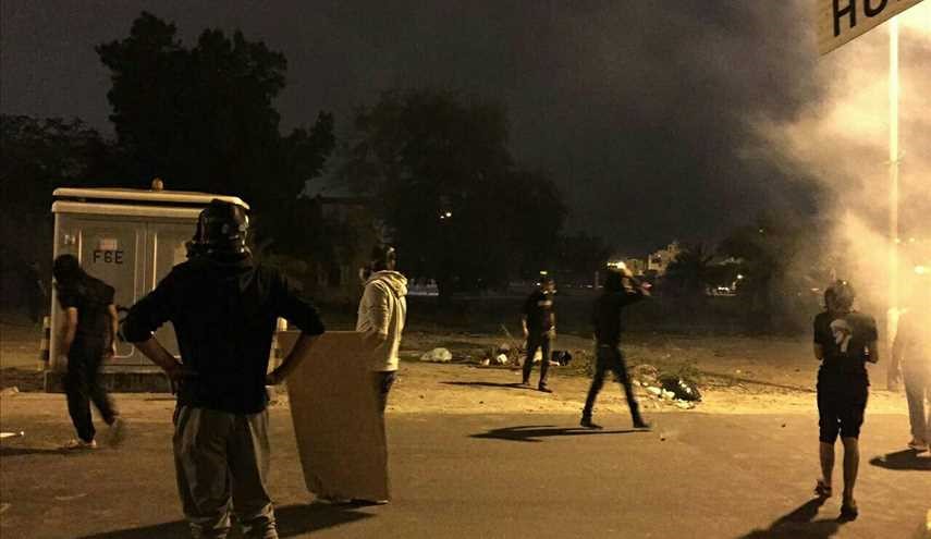 البحرين، أبطال #الدراز ينتشرون في ميدان العزة ويشتبكون مع مرتزقة بني خليفة غضباً لدم الشهيد #محمد_سهوان الذي استشهد في السجون الخليفية