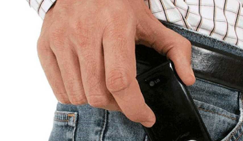 تحذيرٌ للرجال.. لا تضعوا الهاتف في الجيب لهذا السبب!
