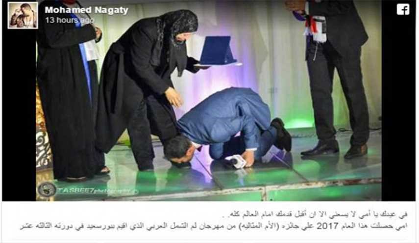 من هو الفنّان الذي قبّل قدم والدته على المسرح بعد تكريمها؟!