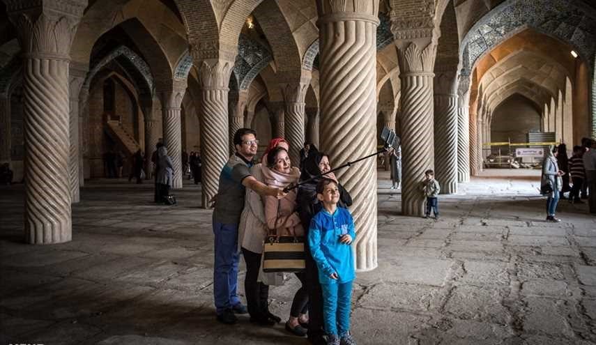 السياح بعيد النوروز في مسجد 