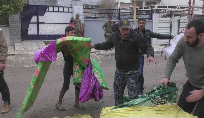 بالصور..الشرطة الاتحادية العراقية تغيث النازحين في الموصل