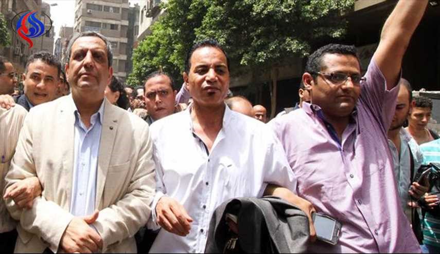 السجن عام مع وقف التنفيذ لنقيب الصحفيين المصريين السابق