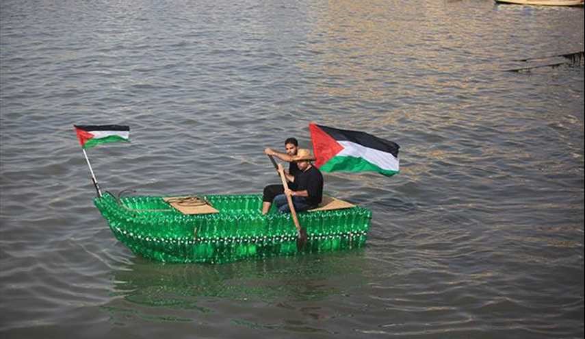 بالصور...شابان من قطاع غزة الفلسطيني يصنعان قارباً من القوارير البلاستيكية الفارغة