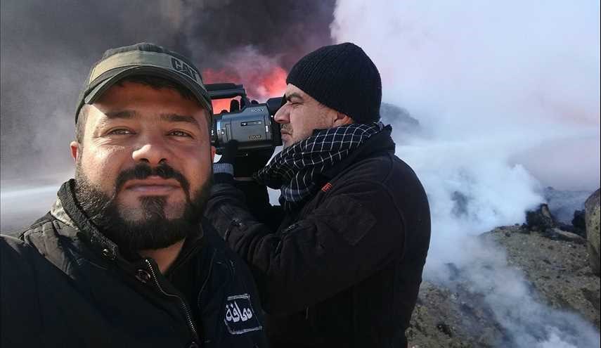 صور لمراسل قناة العالم ومن خلفه آبار النفط وهي تحترق بفعل إرهابيي