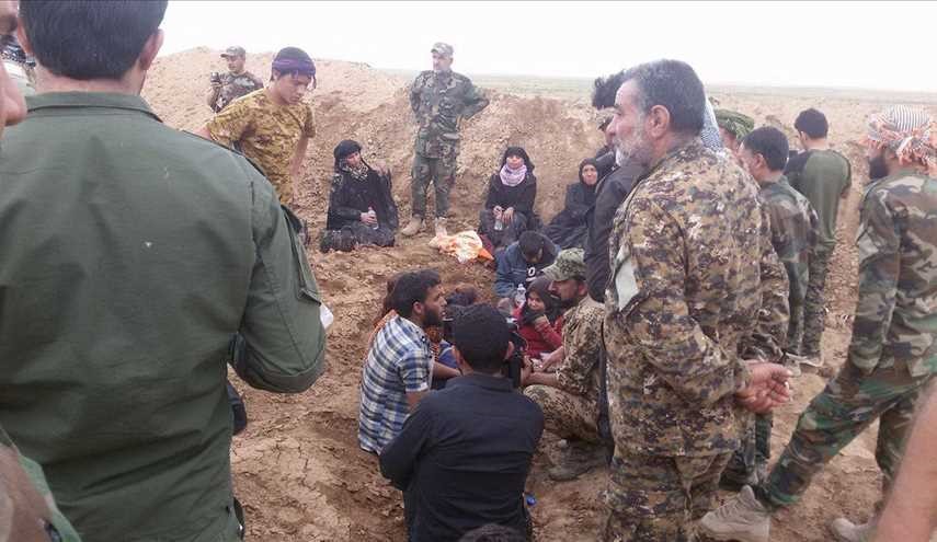 قوات الحشد الشعبي العراقي تستقبل العائلات النازحة في محور تلعفر في الموصل