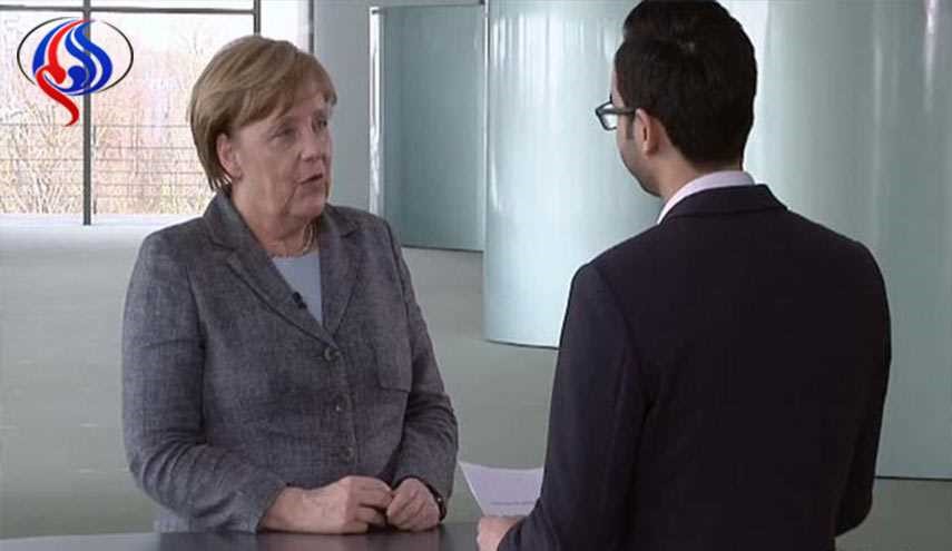 بالصورة/ مذيع سوري وصل إلى ألمانيا كلاجئ يجري مقابلة مع ميركل