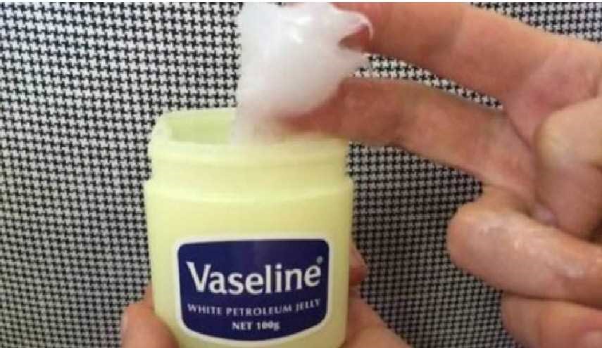 لهذا السبب المفاجئ.. مخترع فازلين تناول ملعقة من المسحوق يومياً!!