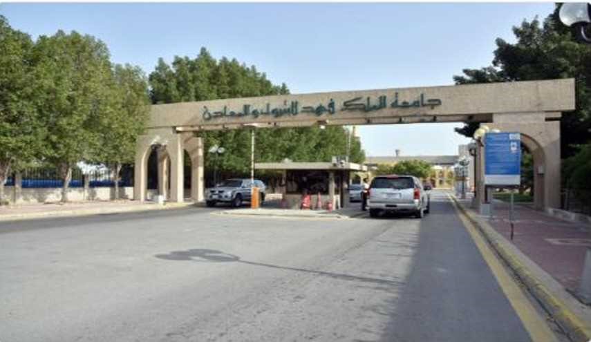 شاهد بالصور.. موقف محرج لطلاب سعوديين في حفل خريجي جامعة الملك فهد