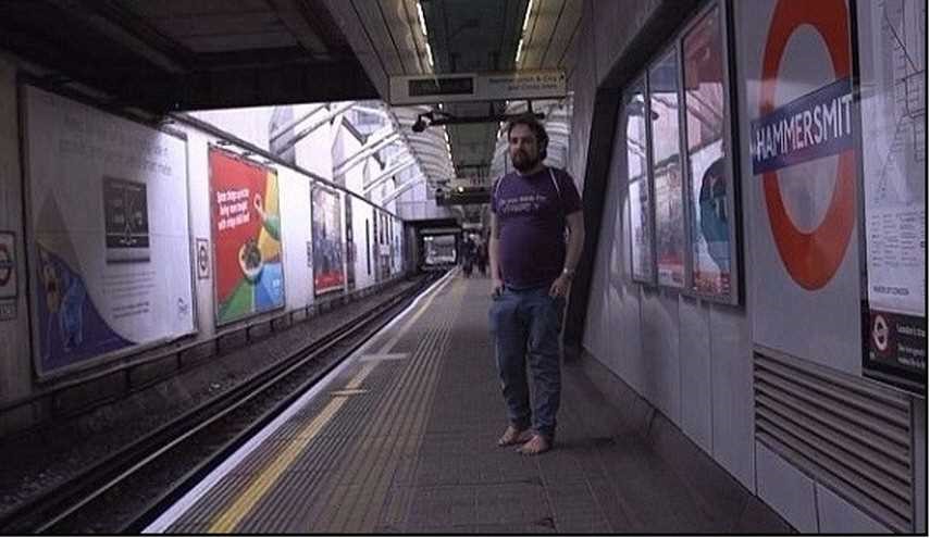 هذا الرجل لا يرتدي الأحذية منذ 4 سنوات والسبب غريب!