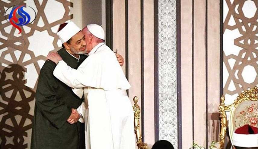 ماذا قال بابا الفاتيكان وهو يعانق شيخ الأزهر؟