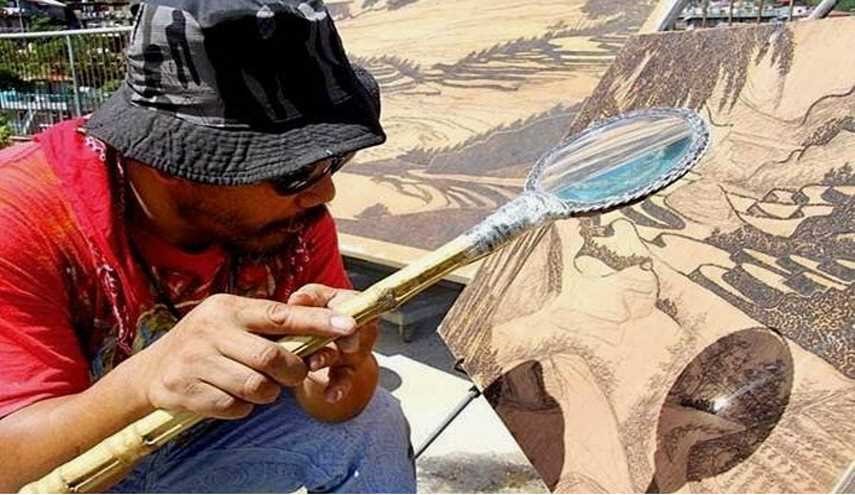 بالصور.. فنان يرسم لوحات بديعة باستخدام أشعة الشمس