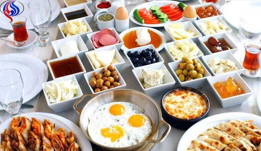 الجبن مع الطماطم والشاي بالحليب..اطعمة نتناولها ولكنها خطر على الصحة!