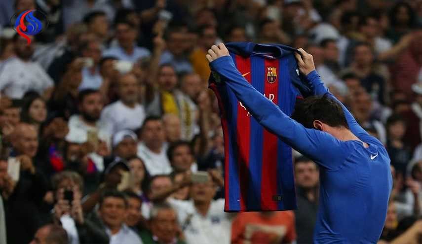 شاهد بالصورة .. ميسي يحتفظ بقميص لاعب عربي  في بيته
