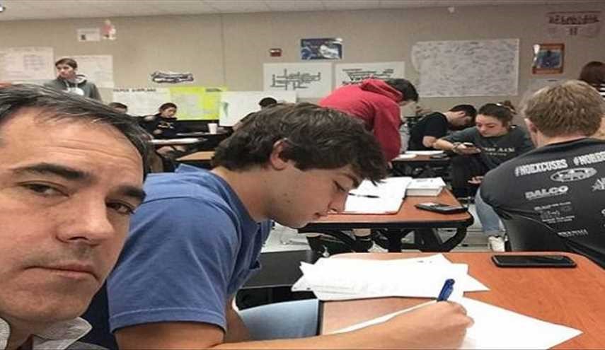 أب يجلس بجانب ابنه المراهق في صف الفيزياء... لهذا السبب!