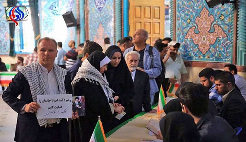 بالصور.. حضور الناخبين الايرانيين بكثافة لدى صناديق الاقتراع
