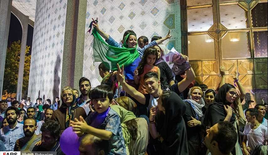 بالصور.. احتفالات لأنصار روحاني في طهران عقبه فوزه بالانتخابات - 1