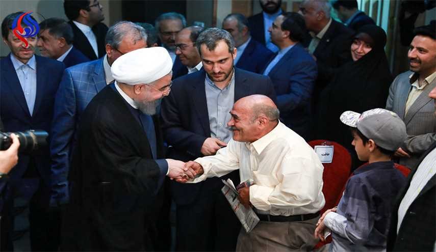 دیدار رییس‌جمهور با عمو مرتضی فال‌فروش+ تصاویر