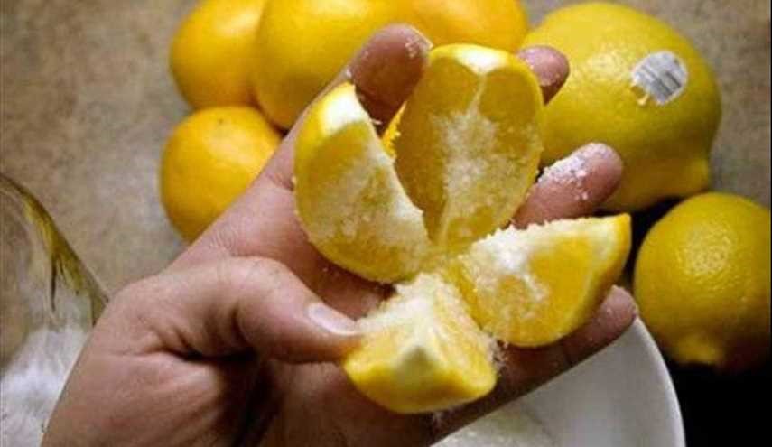اقطعوا ليمونة حامضة وضعوها في وسط المطبخ.. هذه الحيلة ستغير حياتكم!