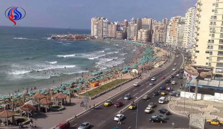 بالصور وفي مشهد نادر.. عمارة سكنية تتوكأ على مبنى وسط الاسكندرية