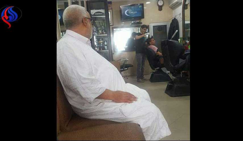بالصور/رئيس وزراء عربي يقف بالدور في صالون للحلاقة