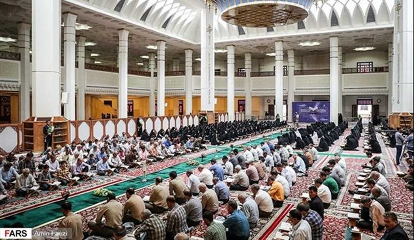 بالصور.. تلاوة القرآن الكريم في ليالي رمضان عند مرقد السيد احمد في شيراز