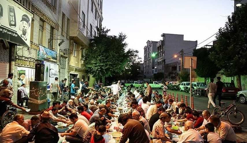 مأدبة افطار جماعي في احد احياء العاصمة طهران