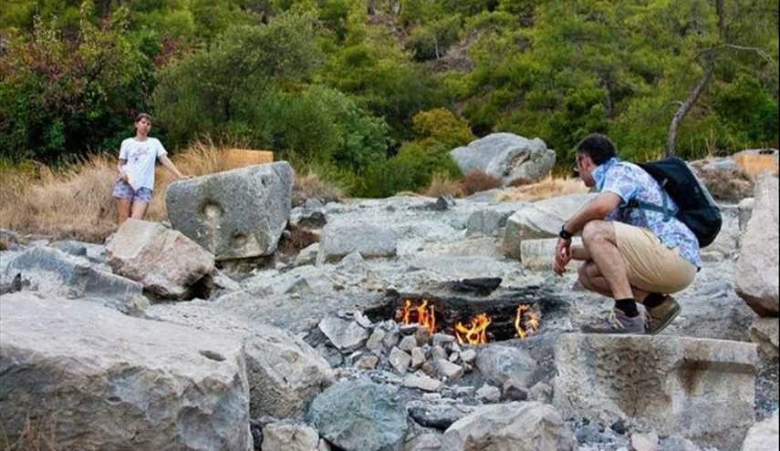 صخور تركيا المشتعلة منذ آلاف السنين