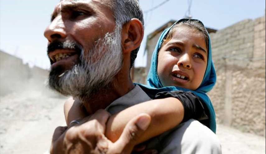 صور لعائلات تهرب مع اطفالها من بطش 