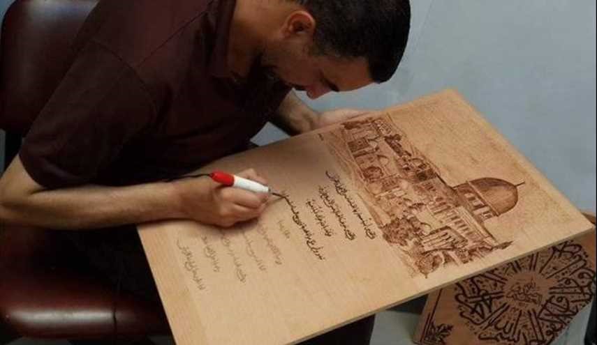 فنان فلسطيني يرسم لوحات رائعة عن طريق حرق الخشب !