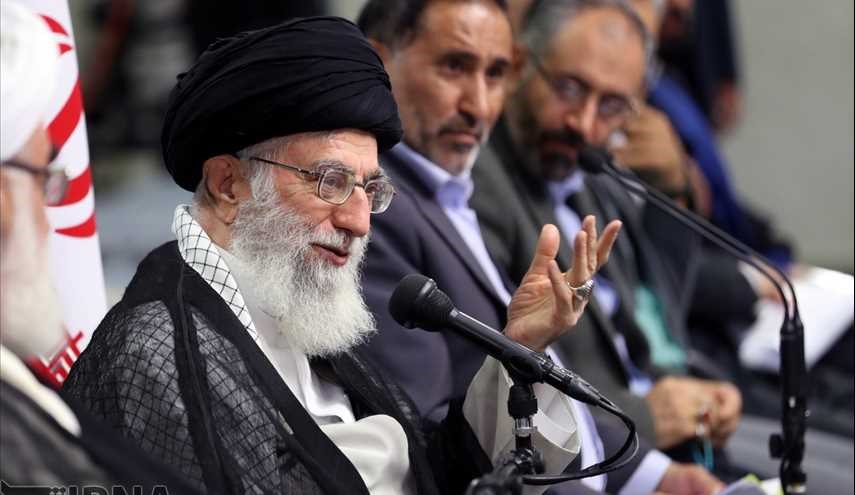 استقبال قائد الثورة حشدا من اساتذة الشعر والأدب