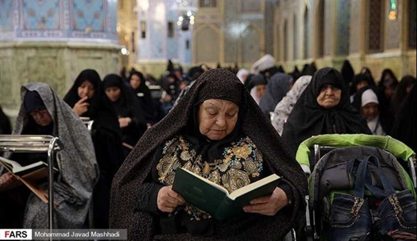 بالصور.. تلاوة القرآن الكريم في أيام رمضان عند مرقد الإمام الرضا (ع)