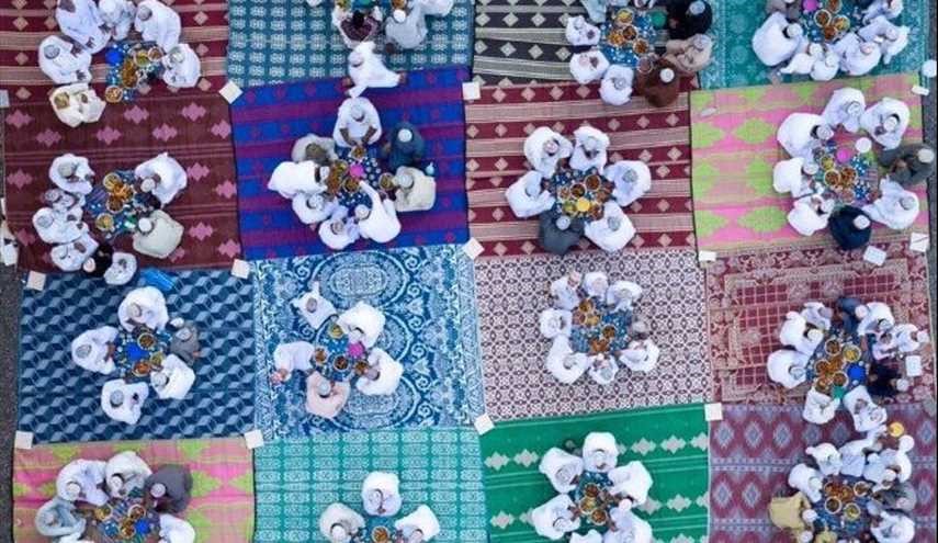 لوحة فسيفساء من موائد الافطار الجماعي في عمان