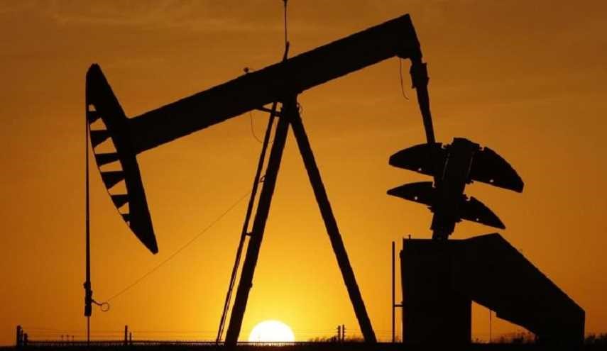 النفط يرتفع مع تراجع الدولار