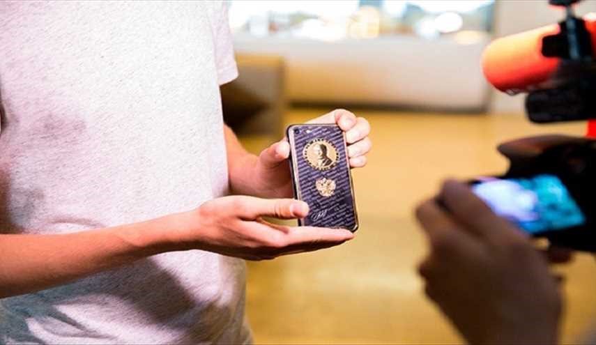 طرح على بوتين سؤالا مميزا ففاز بهاتف ذهبي