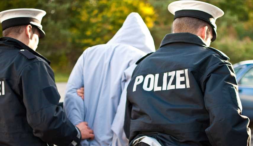 “تحقيقًا للسعادة”.. صبي يوزع 4500 يورو على المارة والشرطة توقفه!