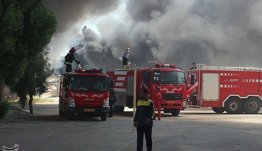 اندلاع حريق في مرفئ كنجان للصيد في منطقة بوشهر جنوب ايران